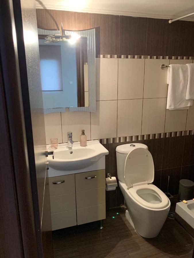 Hommie Apartment Amaliada Bagian luar foto