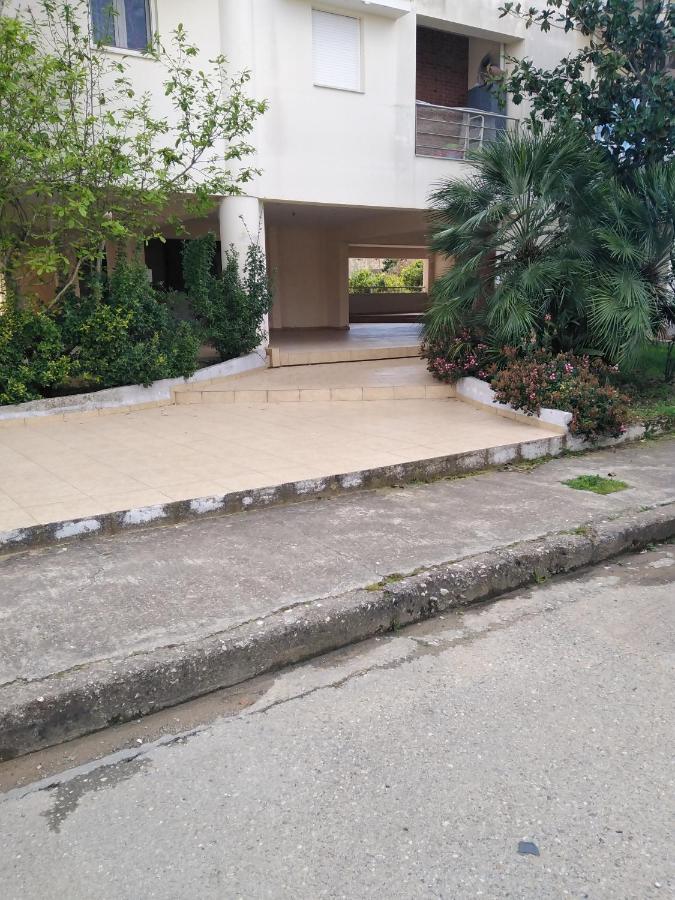 Hommie Apartment Amaliada Bagian luar foto