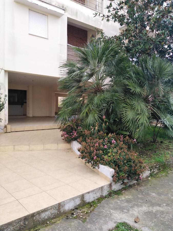Hommie Apartment Amaliada Bagian luar foto